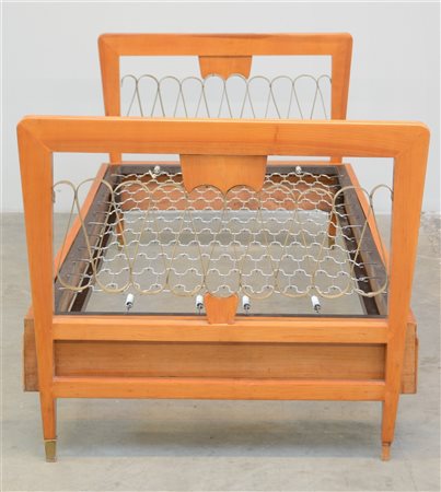 Letto singolo in legno massello con testiera e pediera con decori in ottone e p