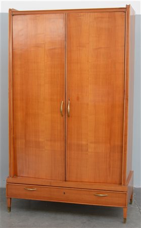 Armadio a due ante e cassetto centrale nella parte inferiore in legno massello