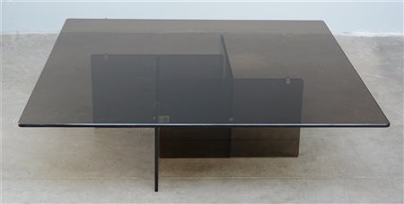 Gallotti e Radice Tavolo basso con piano quadrato e struttura in vetro fumè. Ita