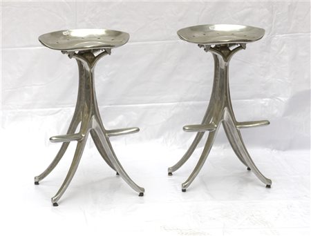 Coppia di sgabelli in alluminio pressofuso. Anni '80/'90. (cm 44,5x60,5x87,5) (