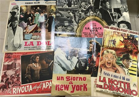 Lotto composto da numerose fotobuste e affiche di diversi film tra i quali : "U