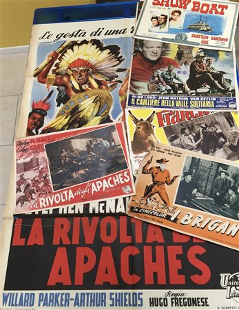 Lotto composto da numerose fotobuste e affiche di diversi film tra i quali : "L