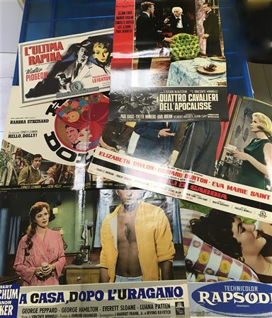 Lotto composto da numerose fotobuste e affiche di diversi film tra i quali : "R