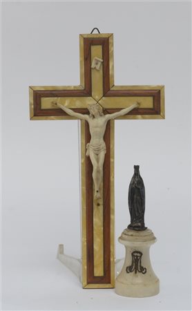 Lotto composto da una sculturina in lamina d'argento raffigurante Madonna su ba