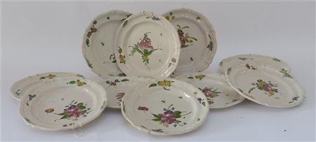 Gruppo di dieci piatti in maiolica a bordo sagomato decorato a mazzo di fiori i