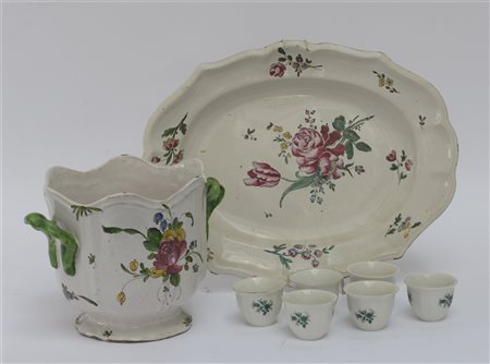 Manifatture diverse
Lotto composto da un cache-pot, un vassoio ovale e sei tazz