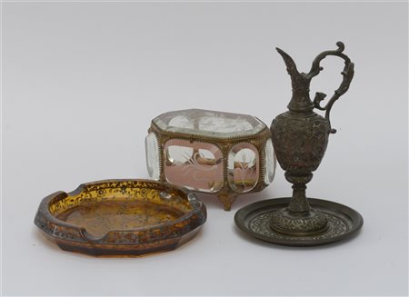 Lotto composto da una piccola brocca con piatto in bronzo, un portagioie in vet