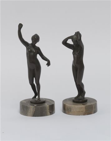 Coppia di sculturine in bronzo raffiguranti nudi femminili su basi tonde in mar