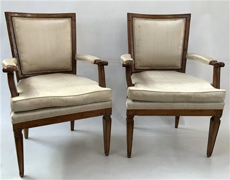 Coppia di poltrone in noce con schienale squadrato e braccioli mossi. Secolo XV