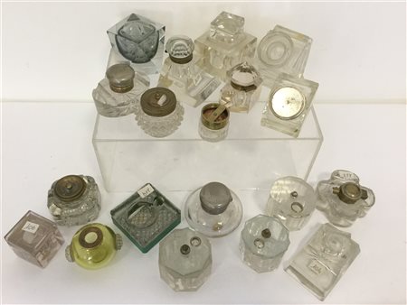 Groppo di diciannove calamai di differenti fatture e capienze (difetti e mancan