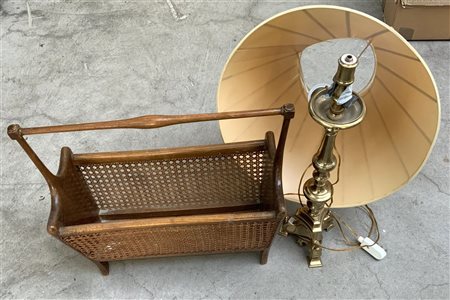 Lotto composto da un portariviste in legno e un candeliere in bronzo (difetti)