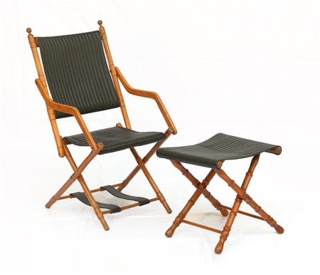 Lotto di una poltroncina ed un poggiapiedi pieghevole in legno intagliato a fin