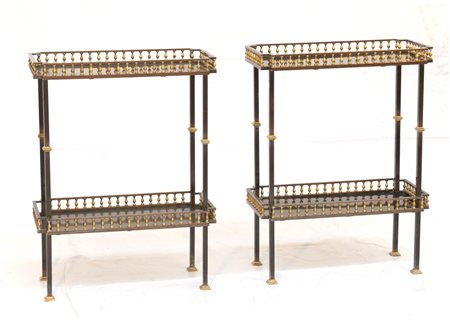 Coppia di gueridon in ottone argentato a due ripiani decorati da ringhierina (c