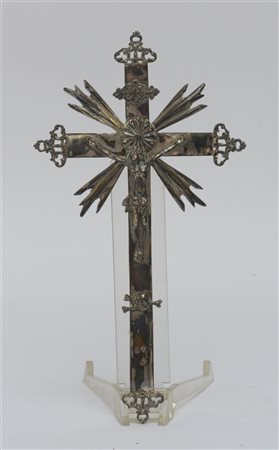 Cristo crocifisso montato su croce con fregi, in argento (h tot cm 26) (gr 115)