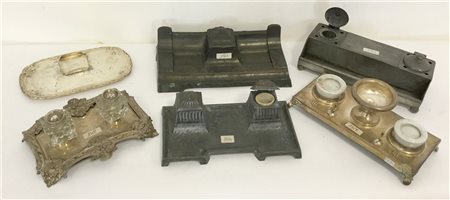 Gruppo di sei calamai in metallo di epoche e fatture differenti (difetti e manc