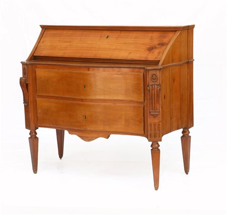 Ribalta con fianchi e fronte mossi, due cassetti, anta celante cinque cassettin