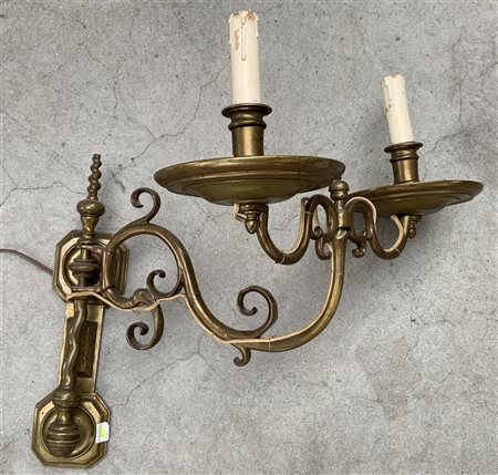 Applique a due fiamme in bronzo con braccia sagomate (cm 39x48) Secolo XIX