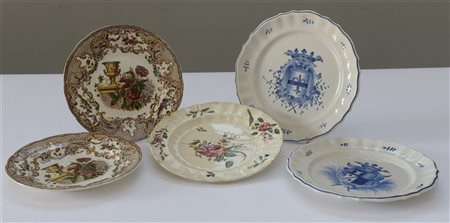 Manifatture diverse. Lotto di cinque piatti in ceramica policroma con decori di