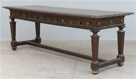 Grande tavolo da pranzo in noce con quattro cassetti nella fascia, gambe rastre