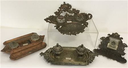 Gruppo di quattro calamai in metallo con cotenitori in vetro, inizio secolo XX