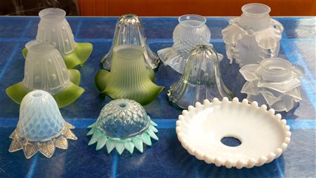 Lotto composto da undici paralumi diversi in vetro (difetti e rotture)