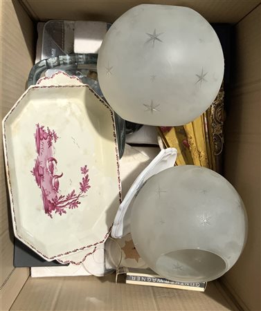 Cartone contenente numerosi oggetti di vario genere (difetti)