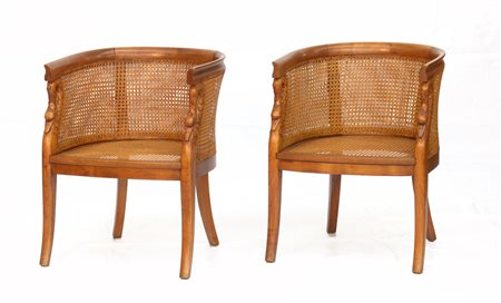 Coppia di poltroncine a pozzetto con montanti intagliati a teste di cigno, sedu