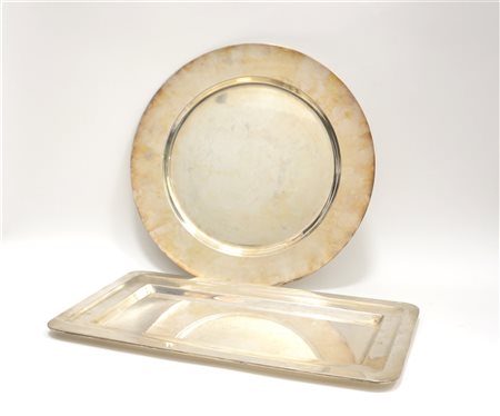 Due vassoi in argento, uno di forma rettangolare e uno di forma circolare. Ital