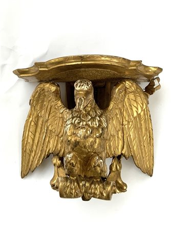 Mensola pensile in legno intagliato e dorato a forma di aquila. Secolo XIX (cm