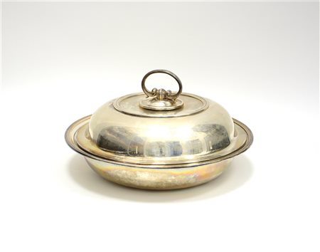 Legumiera in argento di forma circolare con coperchio bombato, superficie lisci