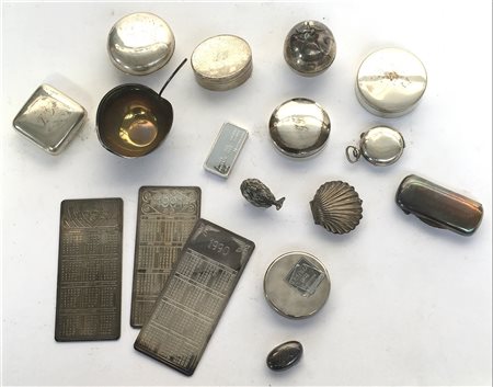 Lotto composto da diciassette tra bomboniere e lingotti in argento (gr. 700 ca.