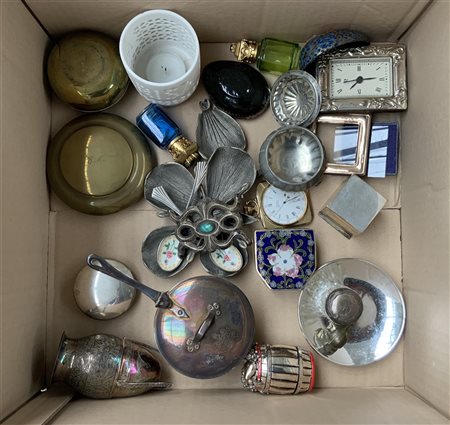 Lotto composto da numerosi oggetti diversi in metallo argentato e materiali dif