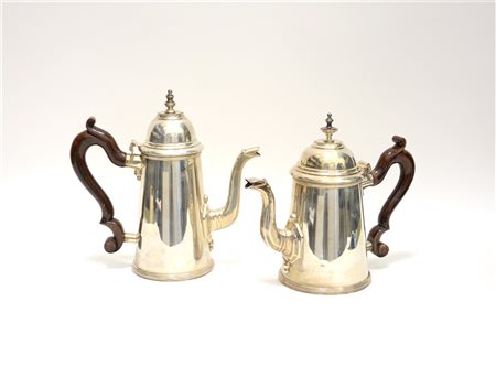 Due caffettiere in argento in stile Giorgio I con corpo troncoconico, superfici
