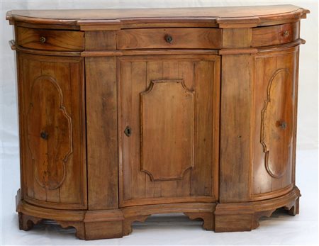 Credenzina di forma sagomata a tre ante pannellate e tre cassetti sottopiano (c