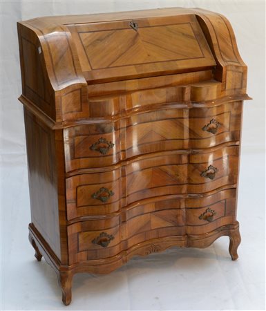 Piccola ribalta di forma sagomata a tre cassetti ed anta celante cassettini (cm