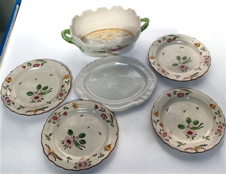 Lotto composto da un centrotavola in maiolica, un vassoietto e quattro piatti d