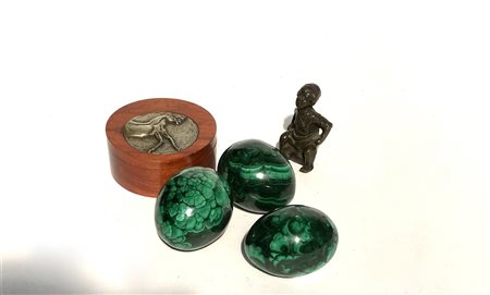 Lotto composto da tre uova in malachite, una scultura in bronzo e una scatola d