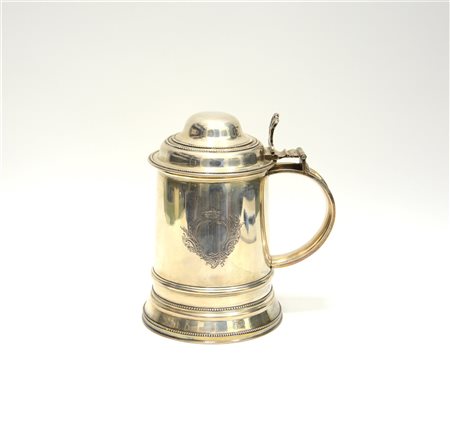 Tankard in argento con corpo cilindrico e coperchio bombato decorato con cintur