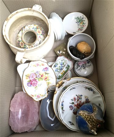 Lotto composto da numerosi oggetti di diversa epoca e decoro (difetti)