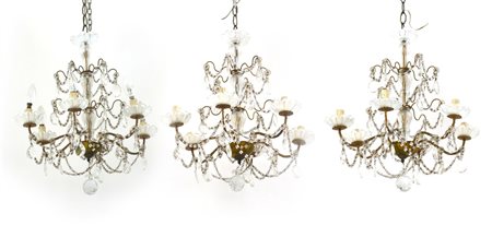 Gruppo di tre lampadari a sei luci con struttura in metallo decorata a gocce e