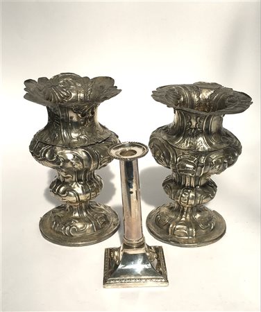 Lotto composto da due vasi e un candeliere in metallo argentato (difetti)