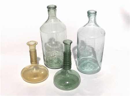 Lotto composto da quattro bottiglie in vetro del secolo XVIII/XIX (difetti e ro