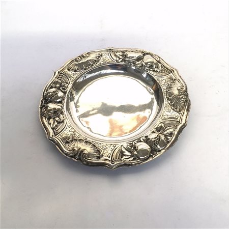 Piatto in argento con bordo sbalzato a frutta e valva di conchiglia (d. cm 30)