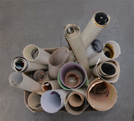 Cartone contenente numerosi poster espositivi e manifesti tra cui "Aus der Mech