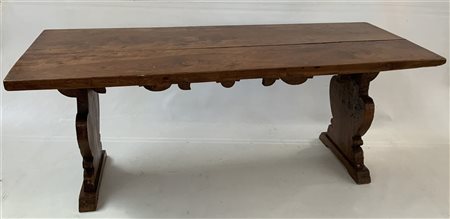 Tavolo da salotto di forma rettangolare con gambe "ad asso di coppe" (cm 122x46