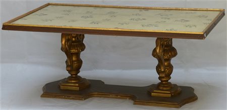 Tavolo da salotto di forma rettangolare con sostegni in legno dorato simulanti