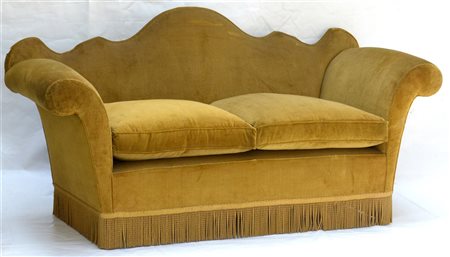 Divano con braccioli e schienale mosso, rivestito in velluto color senape (dife