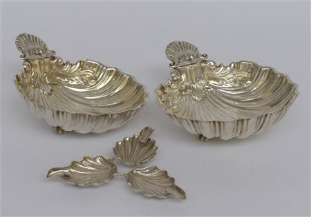 Lotto composto da due ciotole ed un posacenere in argento cesellato a forma di