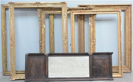 Lotto di cinque cornici in legno e pastiglia dorata di epoche, dimensioni, deco