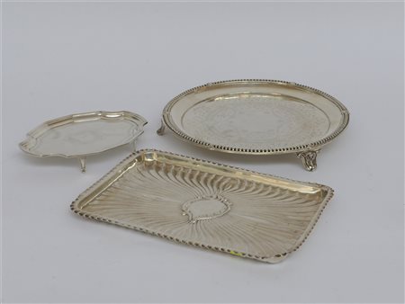 Lotto composto da un salver, un'alzatina e uno svuotatasche in argento cesellat